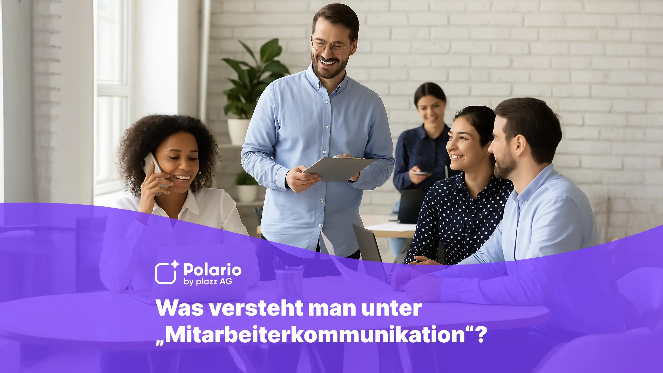 Mitarbeiter kommunizieren im Büro. Verschiedene Kommunikationsmittel, wie bspw. Smartphone, Tablet etc. werden abgebildet.
