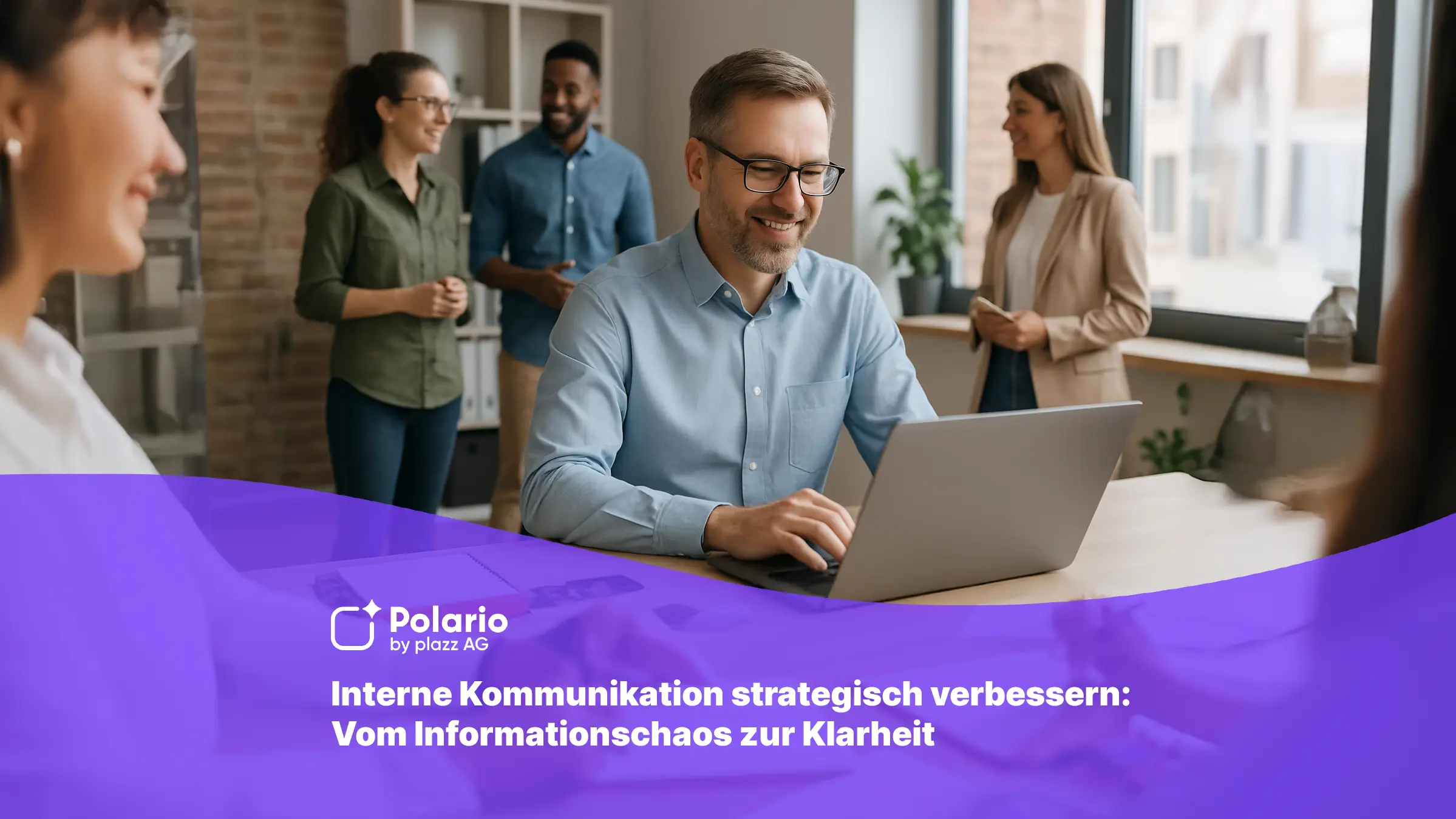 mann sitzt am schreibtisch. darauf steht ein laptop. um ihn herum stehen arbeitskollegen. es verbildlich, wie man interne kommunikation verbessert