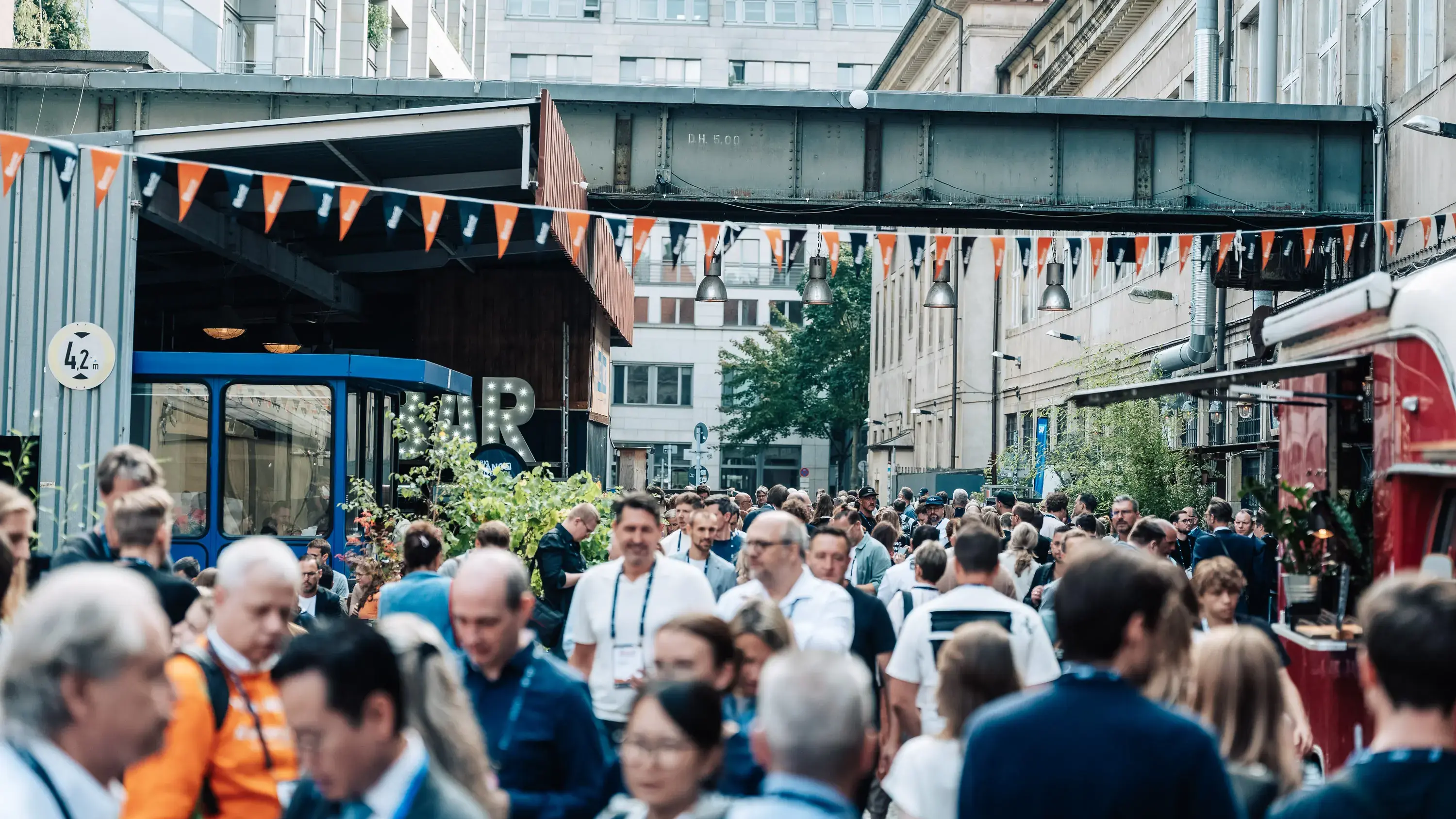 NK_BIG BANG KI FESTIVAL/Offenblende/Nils - menschen auf einem kongressgelände zu sehen