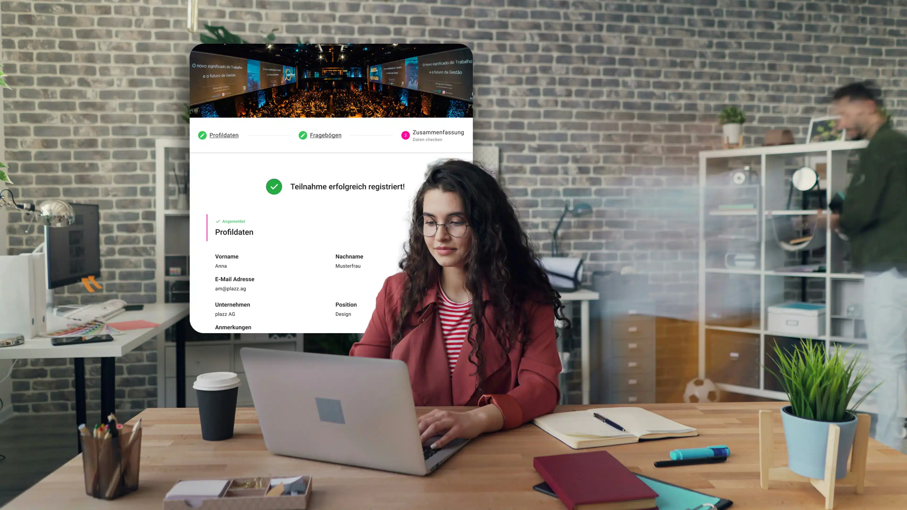 frau sitzt am schreibtisch und registriert sich digital für ein event via laptop. das registrierungsformular sieht man im hintergrund