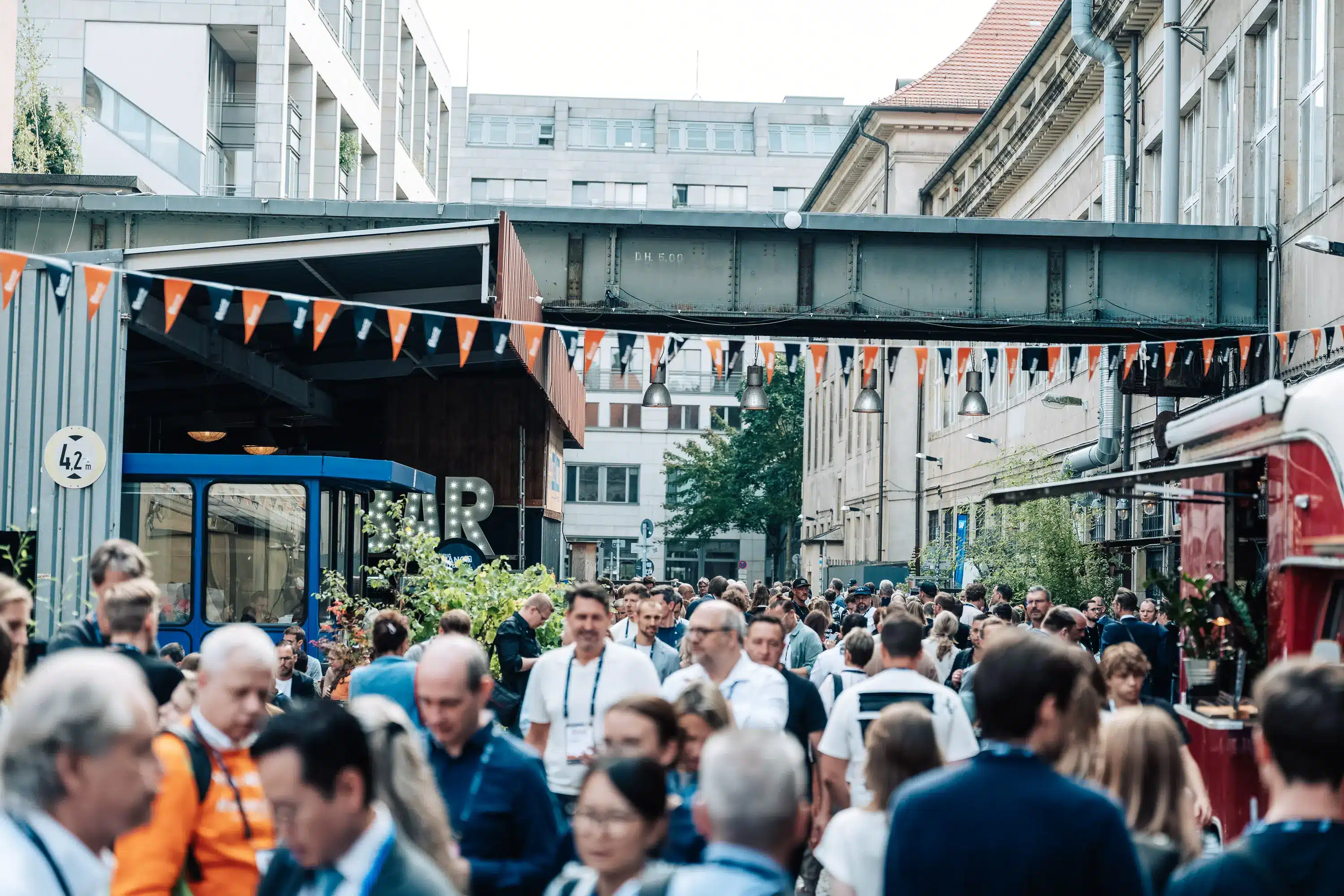 NK_BIG BANG KI FESTIVAL/Offenblende/Nils - menschen auf einem kongressgelände zu sehen