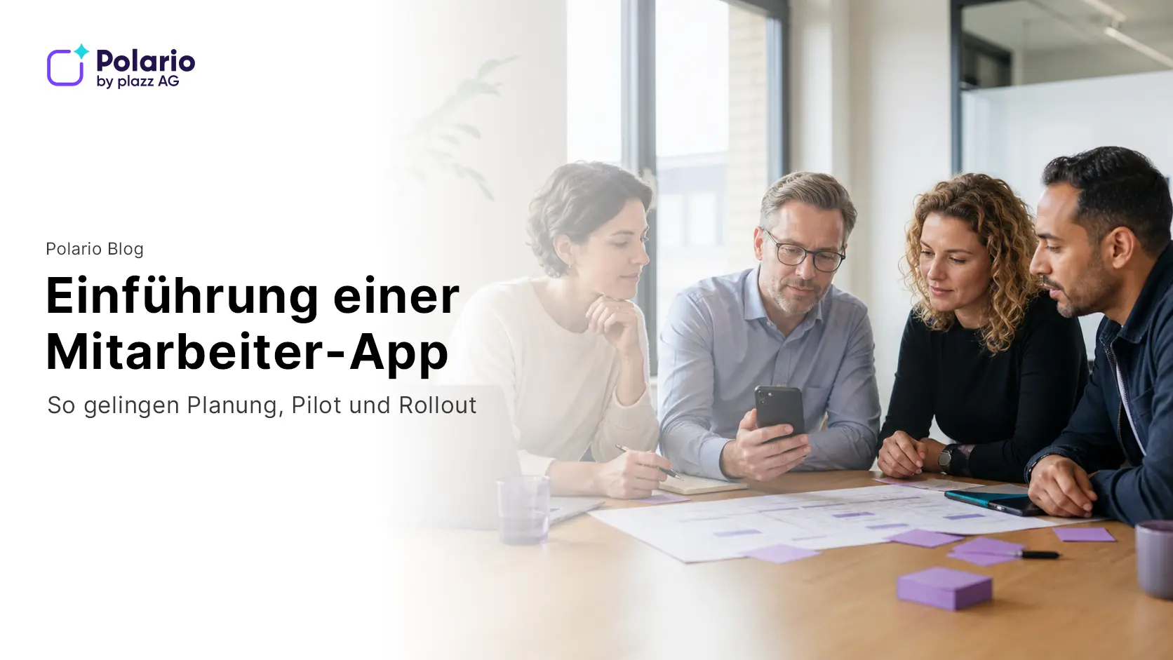 Projektteam plant die Einführung einer Mitarbeiter-App mit Smartphone und Projektplan