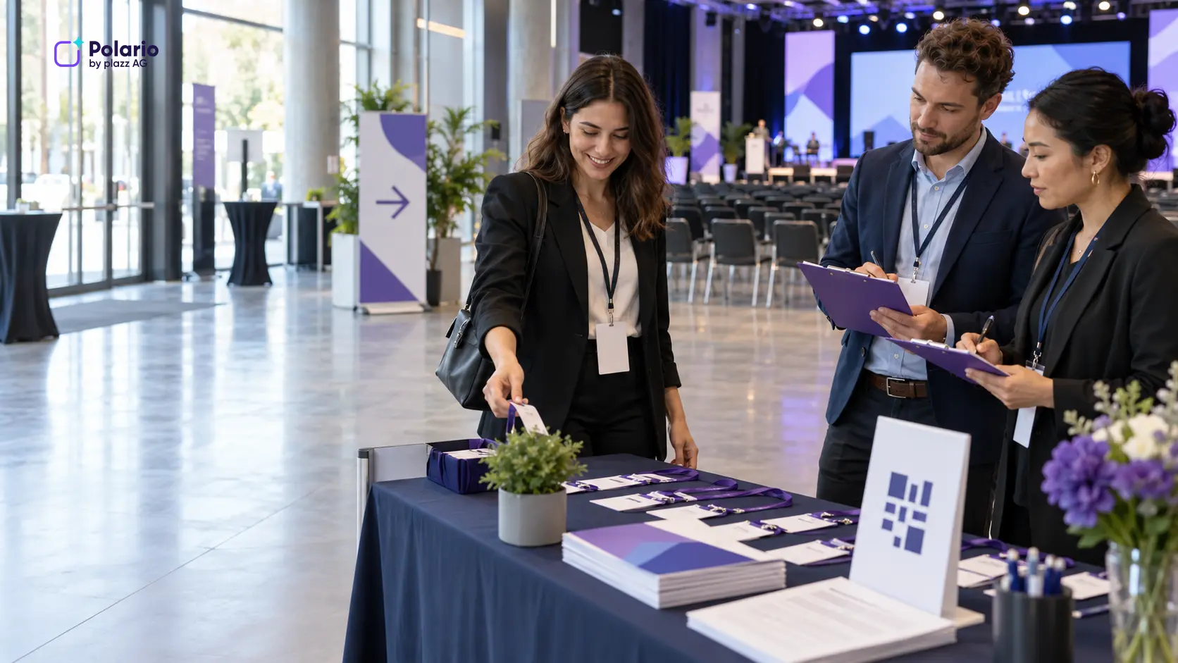 Eventteam bewertet Event-App-Kriterien während eines Praxistests im Veranstaltungsraum